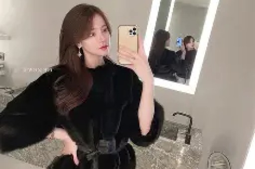 南通网友爆料：一车辆四脚朝天！围着一堆吃瓜群众……